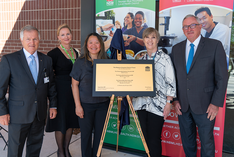 Brad Hazzard and Stuart Ayres unveiling building plaque for The Nepean Hospital Clinical Tower